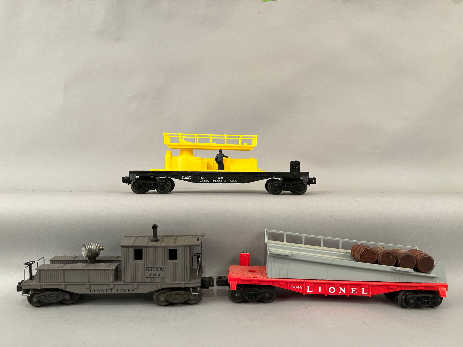 Three Lionel train cars O Gauge (1 of 19)