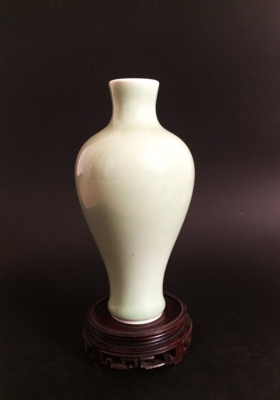 Chinese glazed celadon vase with Qing dynasty Mark (1 of 3)