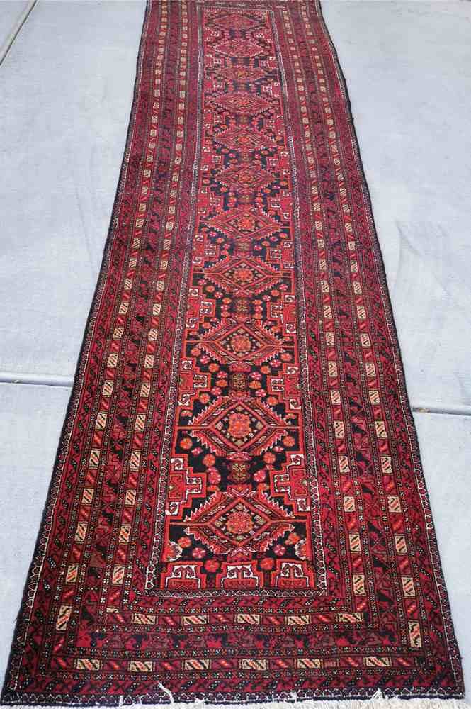 Fine hand-knotted pure wool Persian antique rug: Fine hand-knotted pure wool Persian antique rug (origin of Persia, estimated mid-20th century). Made from high-quality mulberry silk and natural mineral / plant dyes. No issues with stains, tears, hol