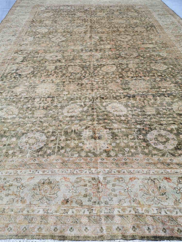 Hand-knotted pure wool antique Persian rugs: Hand-knotted pure wool antique Persian rugs (origin of Persia, estimated late 19th century). Made from premium wool and natural mineral / vegetable dyes. Double Persian knot. No issues with stains, te