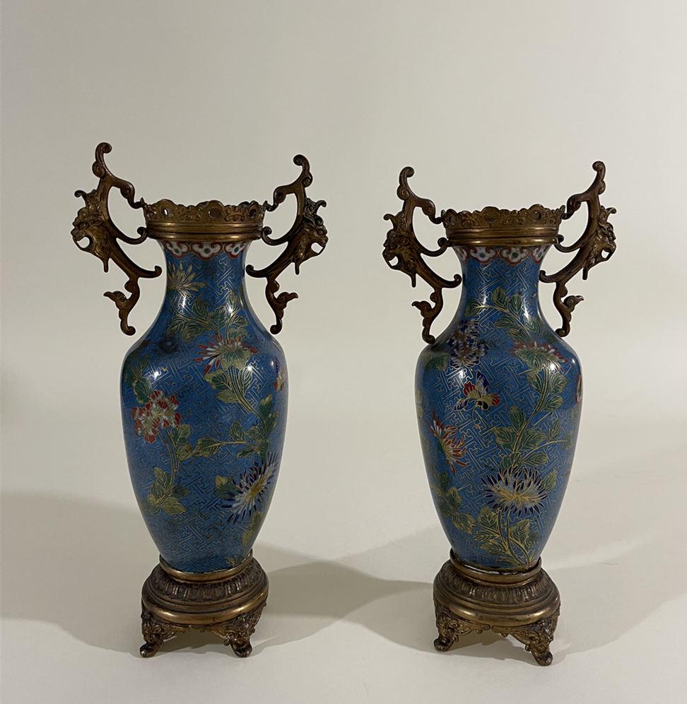 Late Qing Dynasty flower and bird pattern filigree enamel vase: Late Qing Dynasty flower and bird pattern filigree enamel vase, bottom pharaoh face shape bronze base and lion amphora rim Size Total height 31 cm Vase height 22 cm, vase belly diameter 10 cm amphora 