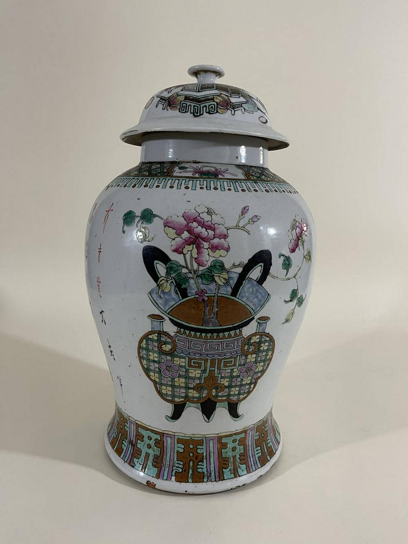 Republican period flower Bogu pattern general jar,: At the beginning of the 20th century, the flower Bogu pattern general jar of the Republic of China period, the appearance is intact and undamaged and bumpy, the size is 34 cm high, the abdomen is 27 c