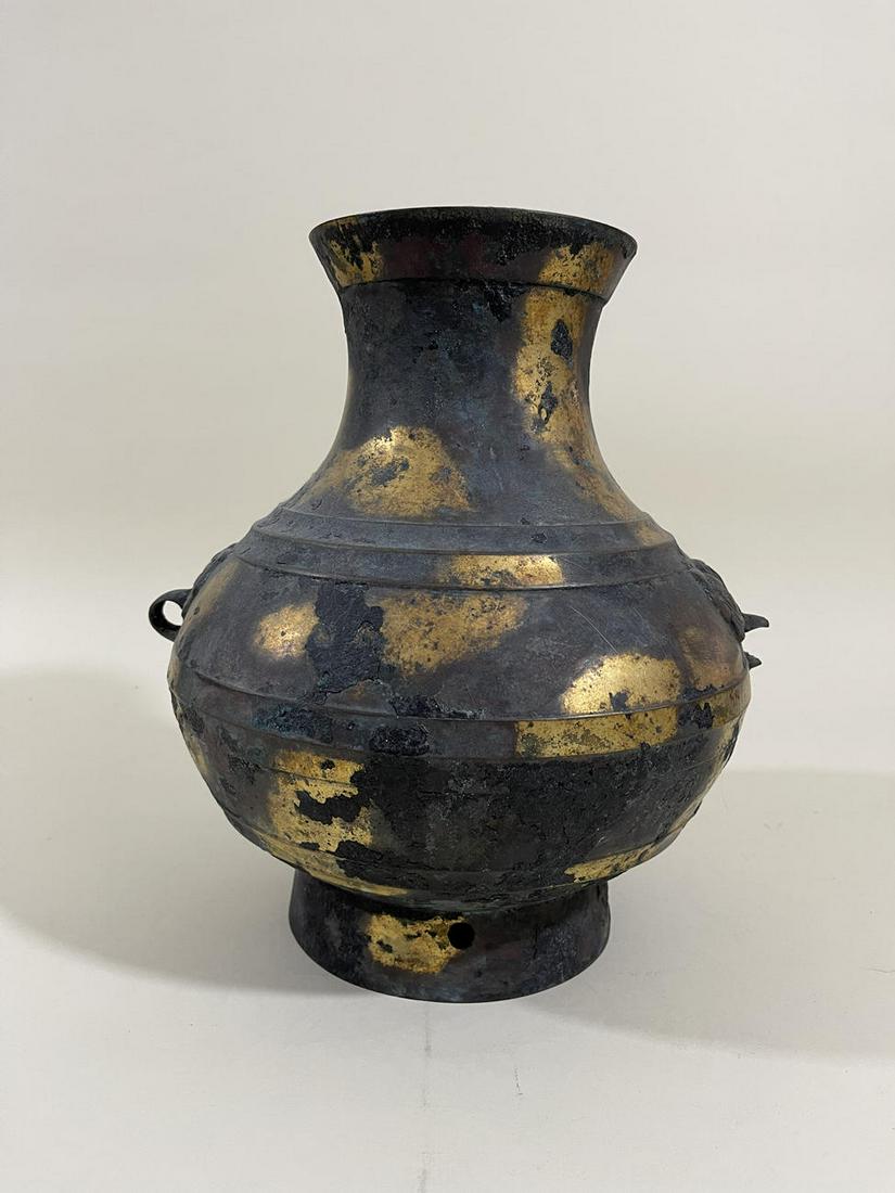 Ming Dynasty bronzes are wrong with the ears of the golden beast: Ming Dynasty bronze wrong gold beast ear zun one ear is broken, there is a hole in the bottom Size 33 cm diameter 29 cm . Note to Bidders: Please read Solidity's Auction Terms carefully before bidding