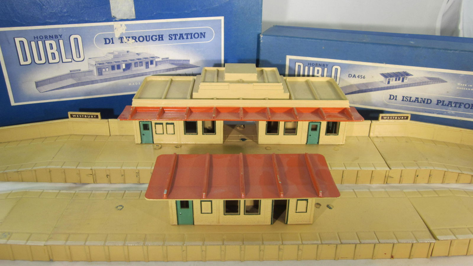 Hornby Dublo Train Station & Island Platform. (1 of 1)