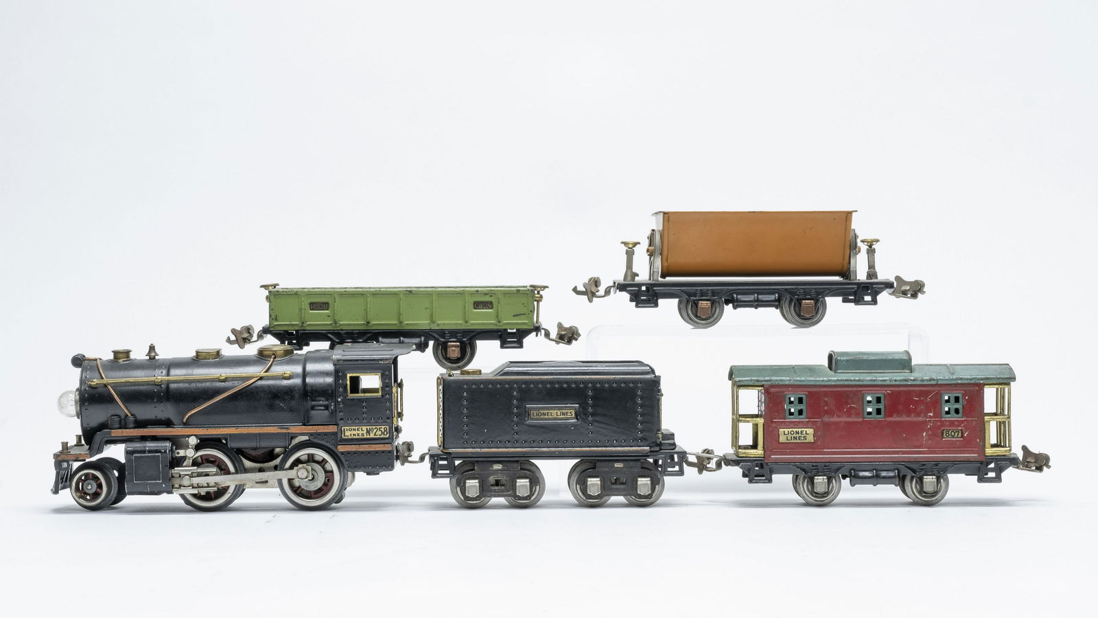 Lionel #258 Engine Set: Made by Lionel. Made for O gauge. Includes: #258 Engine and Tender, #902 Car, #807 Car and #809 Car. Fine to Very Fine Condition.
