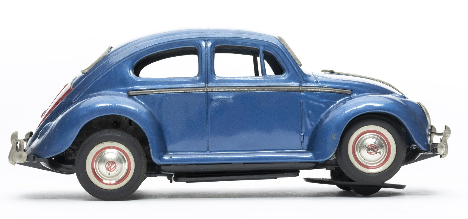 Yoshiya Volkswagen Bug Battery Op: Made by Yoshiya of Japan (Marked "KO Made in Japan"). Made of Tin. 10" Long. Not currently working. Lights turned on infrequently. Excellent Condition. Clean housing.