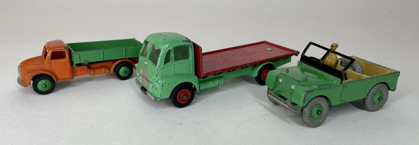 Lot 3 Dinky Toy Vehicles: Made by Dinky Toy. Land Rover, Guy and Dodge. 3 pieces. Very Good Condition.