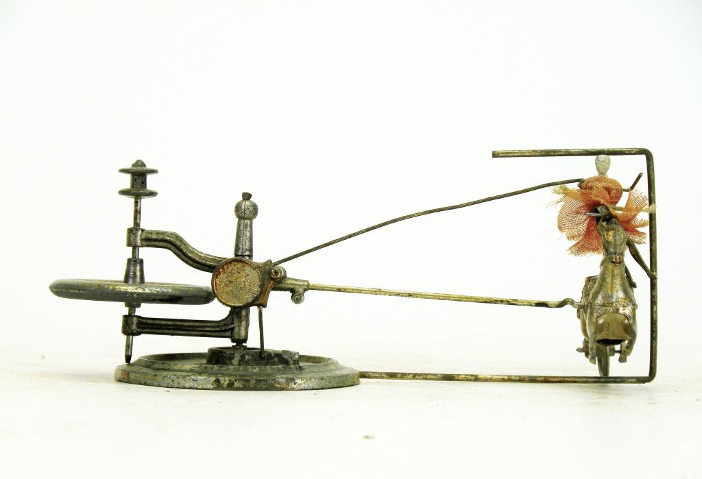 Gyroscopic Acrobat Toy (1 of 3)