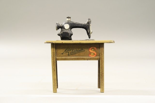 Singer Sewing Machine (1 of 2)