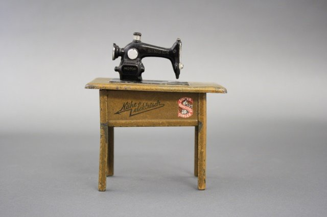 Singer Electric Sewing Machine Bank (1 of 2)