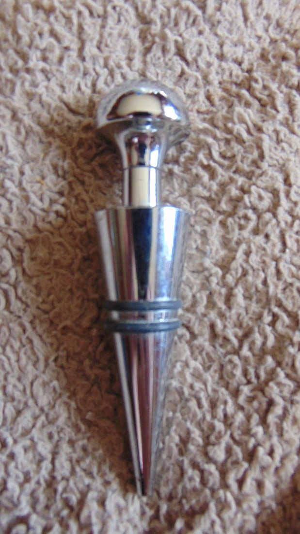 Art Deco Wine Bottle Stopper: Art Deco Wine Bottle Stopper Top Unscrews. Double sealing rings Subject References: JC