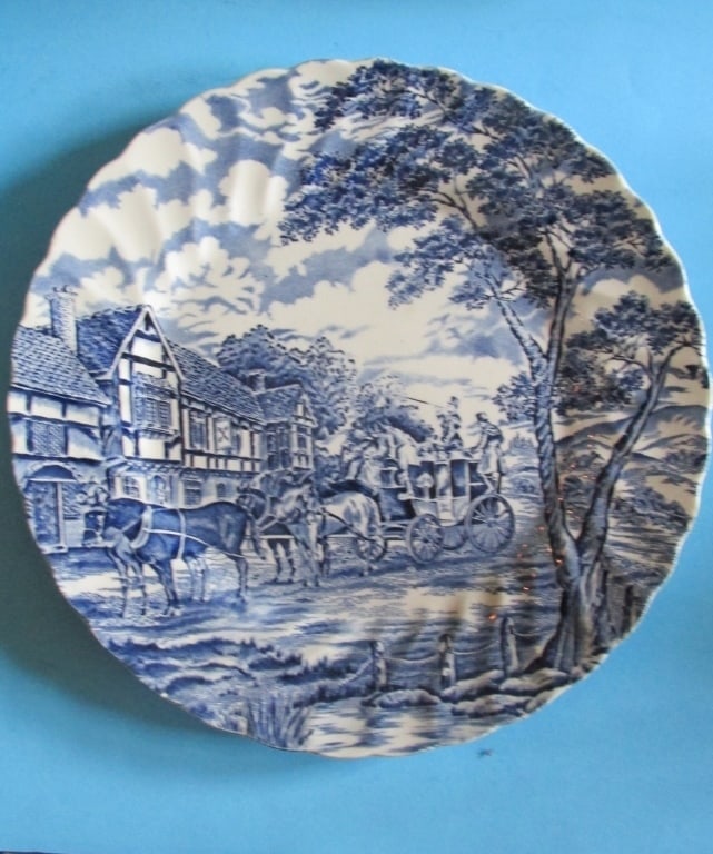 Staffordshire Royal Mail Plate: English Mail Carriage in front of Tavern Blue and White Maker: Staffordshire Origin: England Type: Plate Dimensions: Radius 9 3/4" Condition Report Excellent