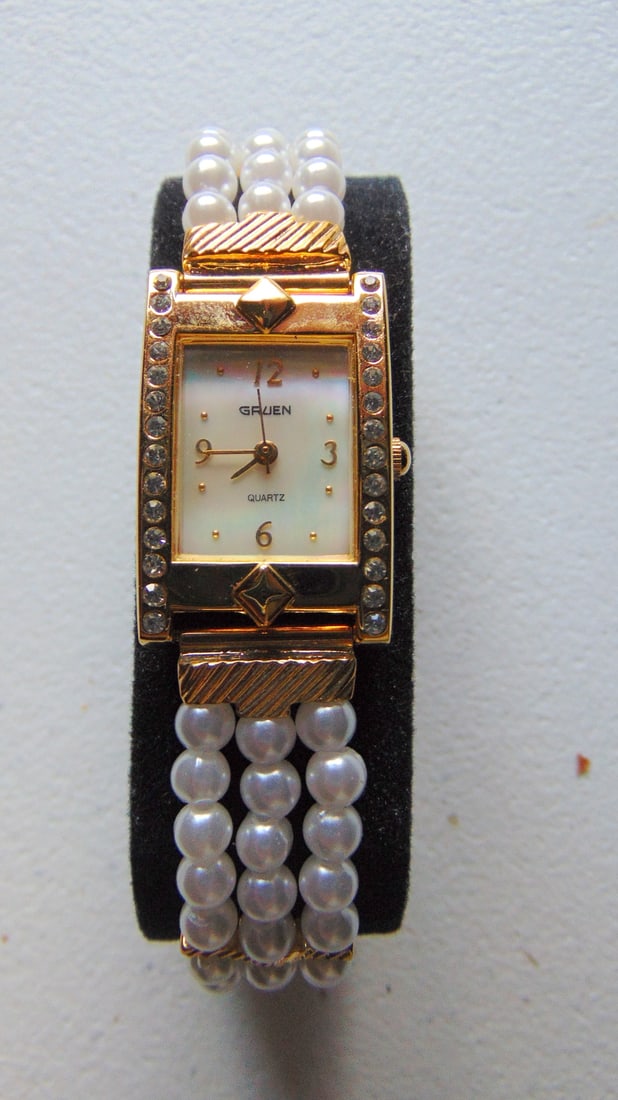 Elegant Gruen Ladies Dress Watch: Elegant Gruen Ladies Dress Watch In original box Maker: Gruen Type: Lady Watch Condition Report In Box. Needs battery.