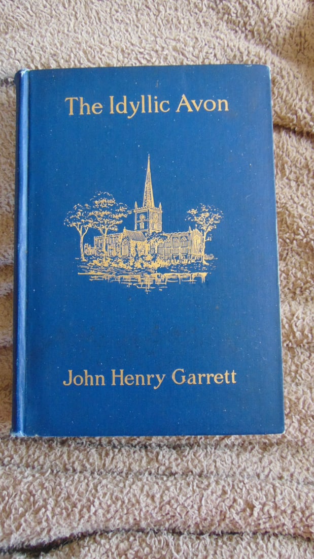 The Idyllic Avon: The Idyllic Avon Map fine and present. Illustrated gilt cover. Author: John Henry Garrett Illustrations: B/W Photos Dated: 1906 Publisher: G P Putnam Edition: