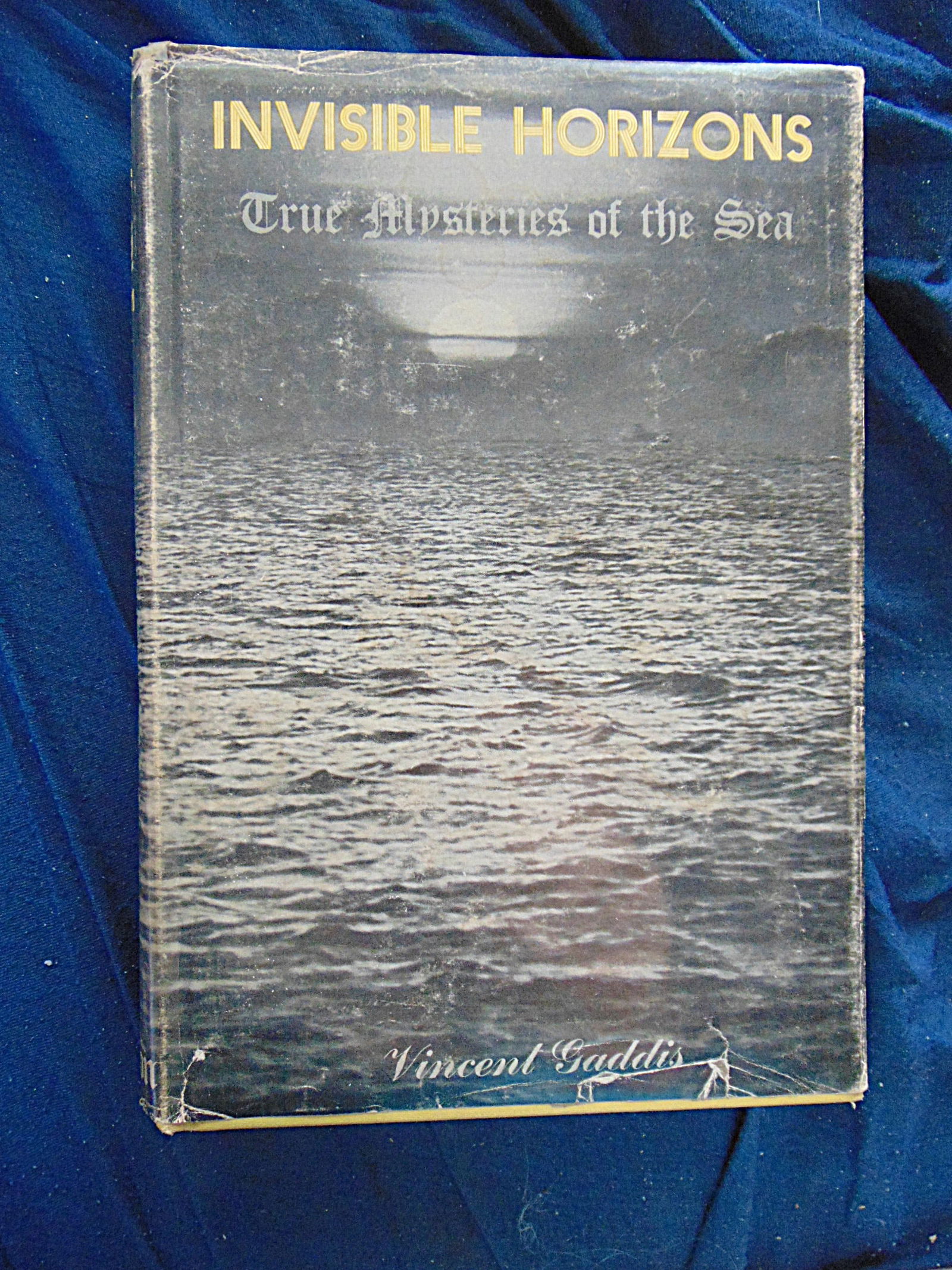 Invisible Horizons - True Mysteries of the Sea: Invisible Horizons - True Mysteries of the Sea Author: Vincent Gaddis Illustrations: B/W Photos Dated: 1969 Size: 8vo Binding: Hardcover Dust Jacket Type: O