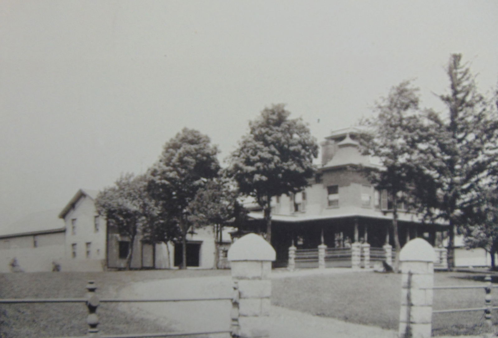 Residence of C. E. Crawford - Middletown NY: Residence of C. E. Crawford - Middletown NY This is an extremely rare photomechanical photograph from Orange County Art Work. Published by The W. H. Parish Publishing Co. - Chicago Date: 1893