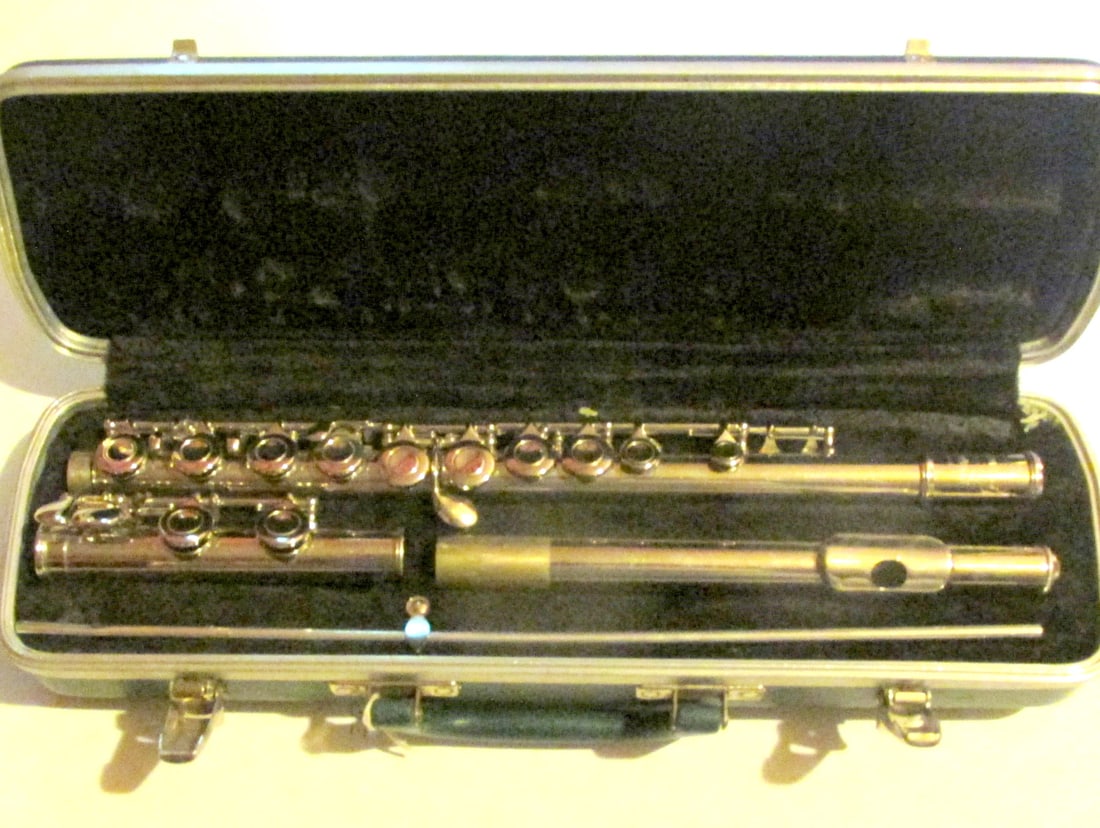 Bundy Selmar Cased Flute (1 of 6)