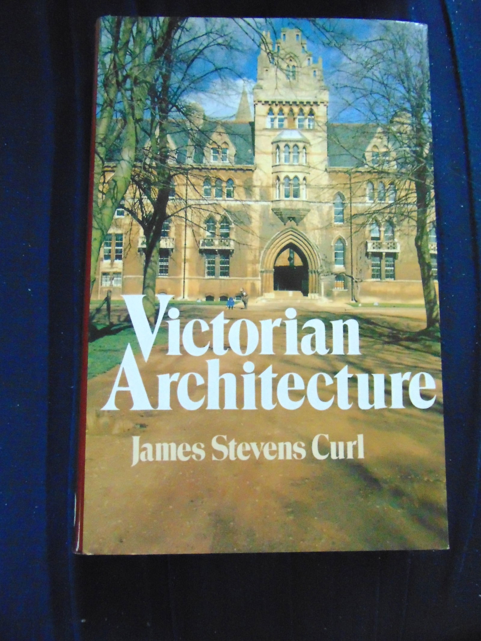 Victorian Architecture: Victorian Architecture Illustrations: B/W Photos Size: 8vo Binding: Softcover Type: Architecture Condition Report: Very Good