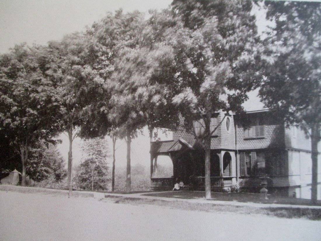 View On Murray Avenue - Middletown NY: View on Murray Avenue - Middletown, New York Extremely Rare Photographer: W. H. Parish Dated: 1893 Medium: Photomechanical Dimensions: 7