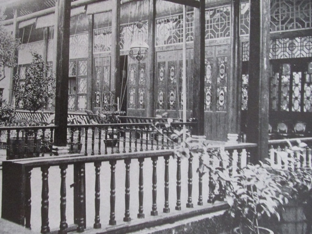 Rear of a Private House - Hong Kong: Rear of a Private House - Hong Kong Print Type: Halftone Date: Circa 1910 Dimensions: 7 x 10 1/2" Subject: China Condition Report: Very Good Subject References: Stock ID: EF8713