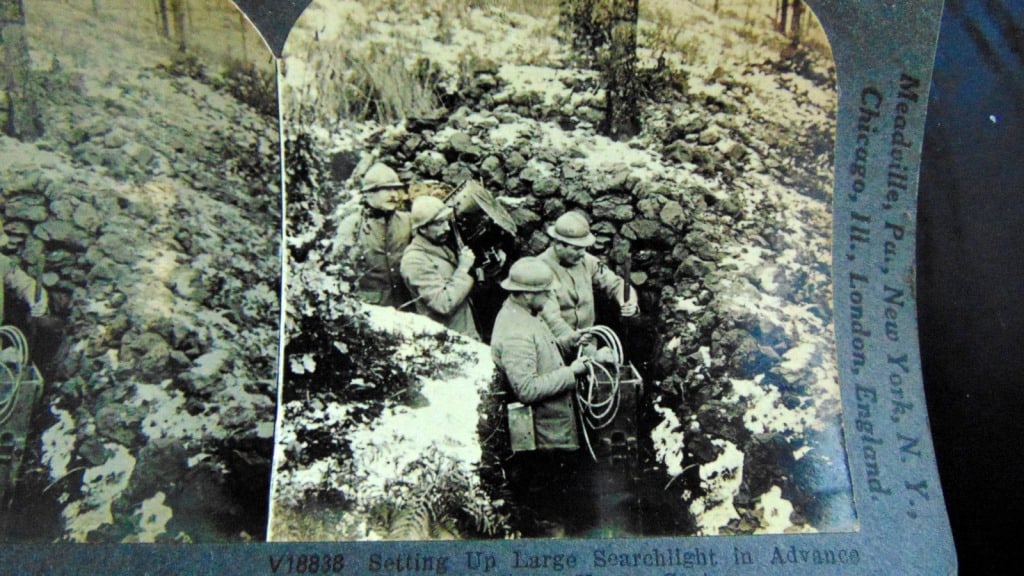 Setting Up Large Searchlight In Advance Lines: Setting Up Large Searchlight In Advance Lines Vosges Sector Photographer: Underwood Medium: Stereoview Condition Report Very Good Subject References: Stereoview Stereoviews Stereo View Card