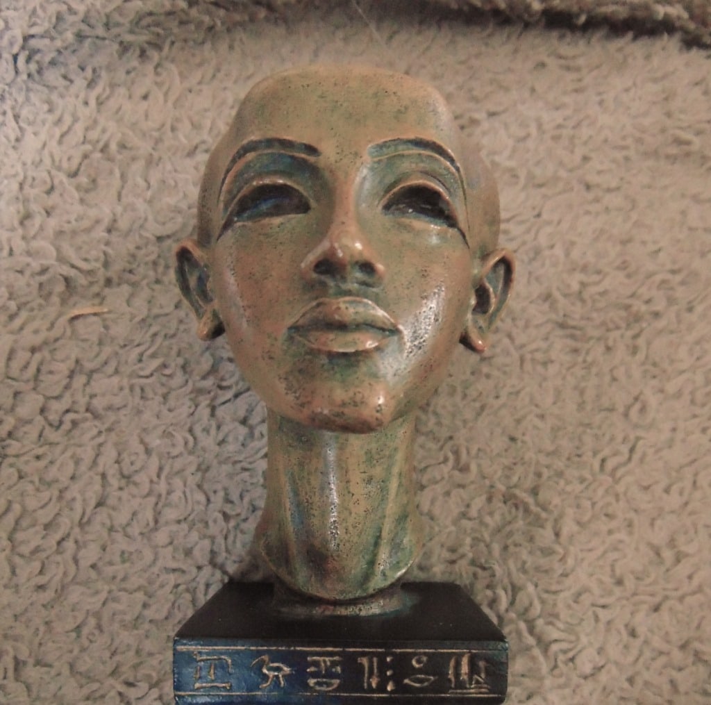 Egyptian Queen Nefertiti: Egyptian Queen Nefertiti - Head Figurine - Egyptian Lord of the Dead Nefertiti, the Great Royal Wife of Pharaoh Akhenaten during Egypt's 18th Dynasty, was a powerful queen who alongside her husband
