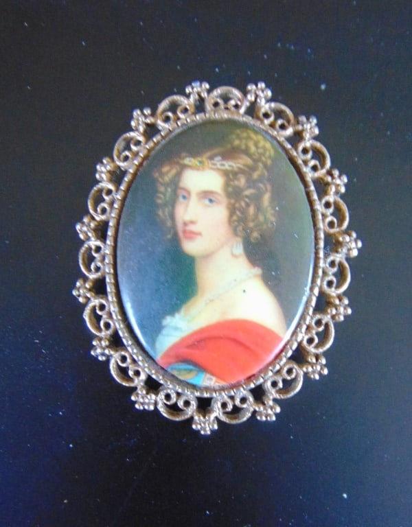 Fancy Scrolled Brooch of Lady (1 of 2)
