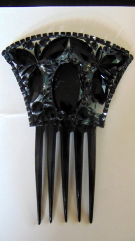 Victorian Mourning Ladies Hair Comb: Victorian Mourning Ladies Hair Comb From the estate of Helen Fay, noted Fashion lady of the first half of the 20th century. Type: Hair Comb Size: 5 x 4"