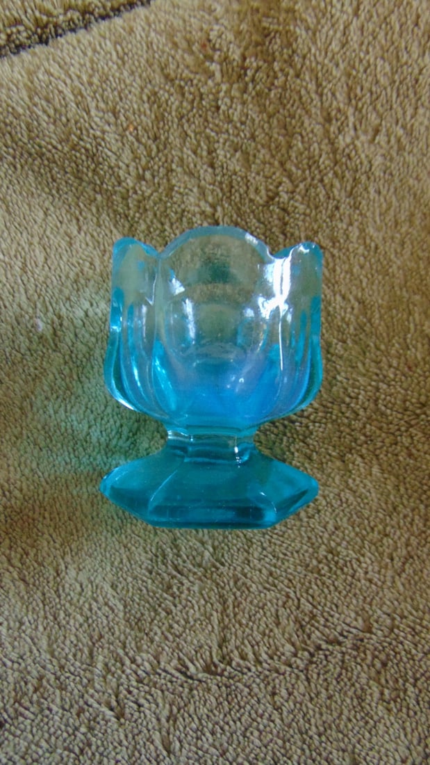 Early American Robins Egg Blue Salt: Early American Robins Egg Blue Salt Scarce Origin: America Date/Period: 19th century Type: Early American Glass Dimensions: H 2 7/8" W 1 1/2" Condition Report Some small nick on top edge. Good plus