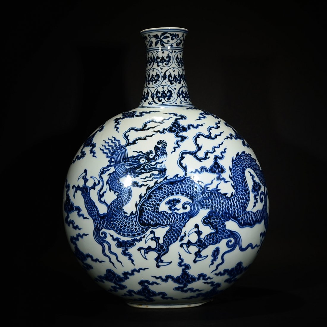 XUANDE STYLE, BLUE AND WHITE VASE (1 of 8)