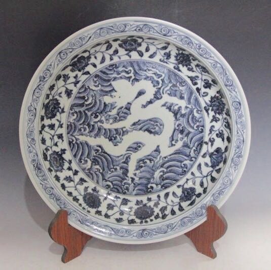 MING STYLE, A BIG BLUE AND WHITE DRAGON VASE (1 of 9)