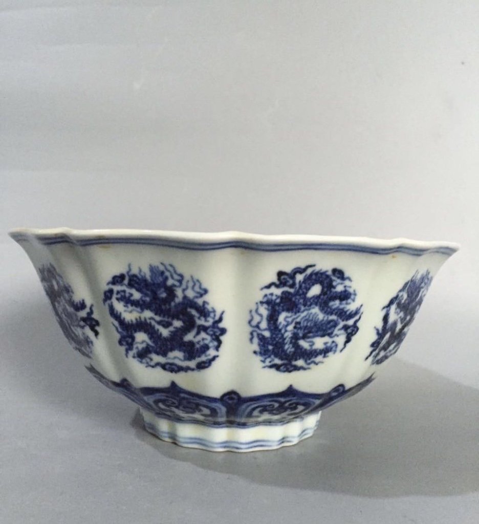 XUANDE MARK, A BLUE AND WHITE DRAGON BOWL: High:9.5cm, Diam:19cm