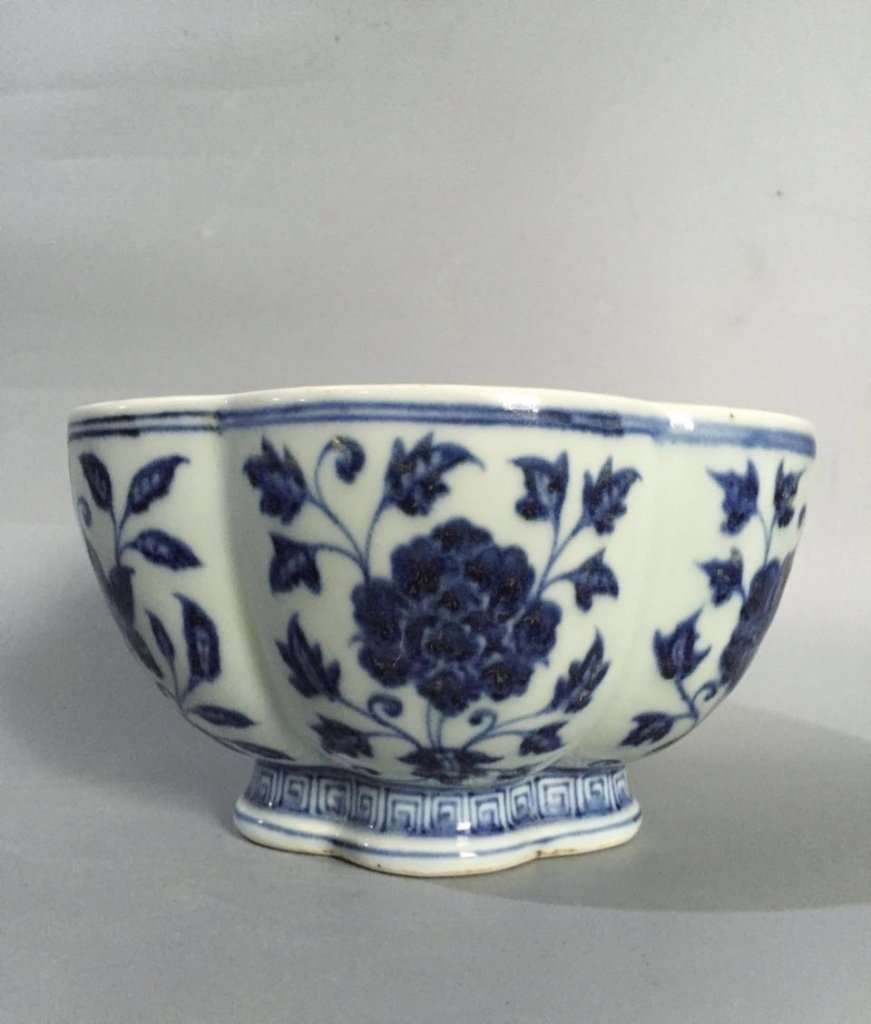 XUANDE MARK, A BLUE AND WHITE FLOWER BOWL (1 of 7)
