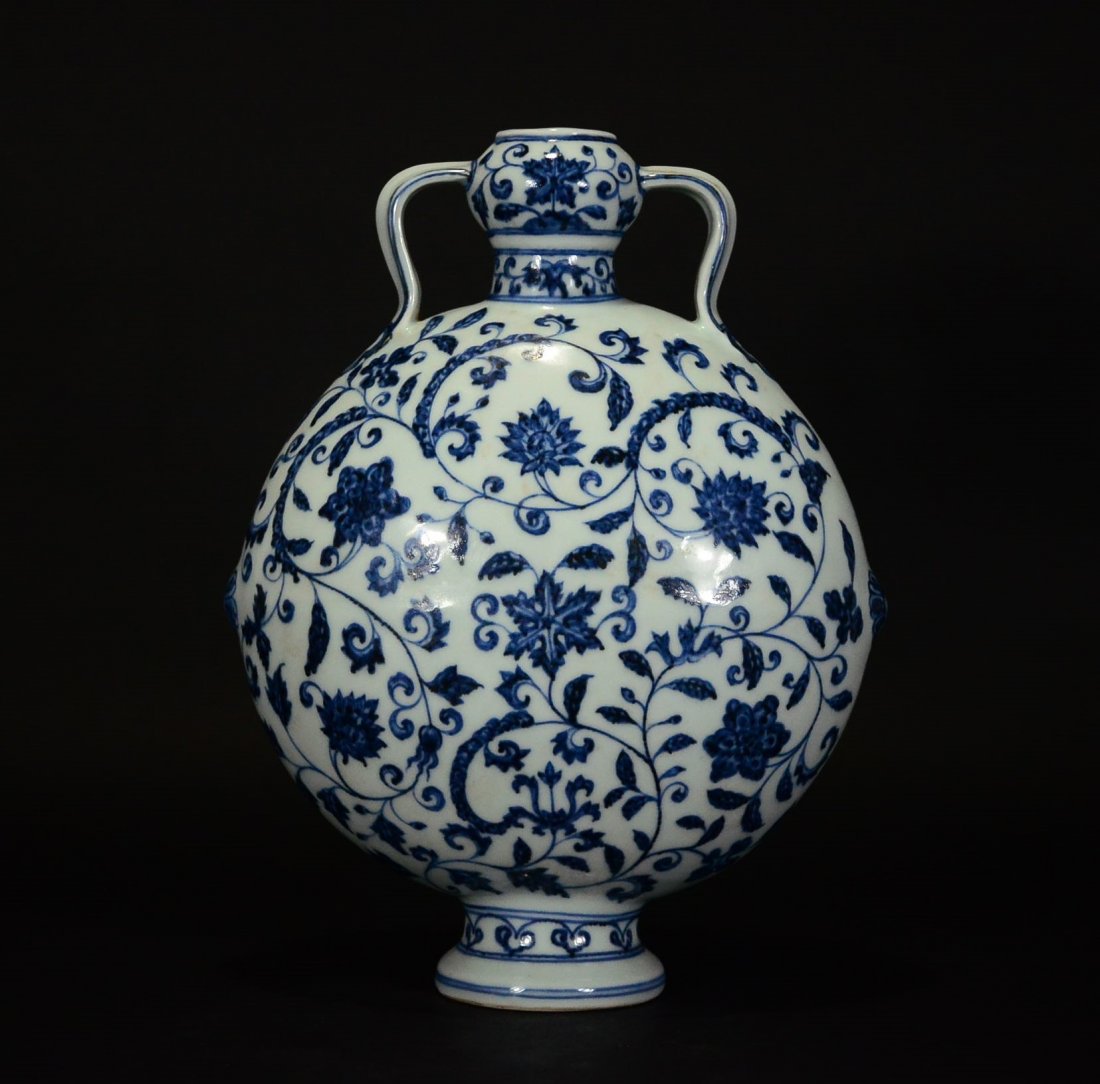 A BLUE AND WHITE MOONFLASK VASE (1 of 7)