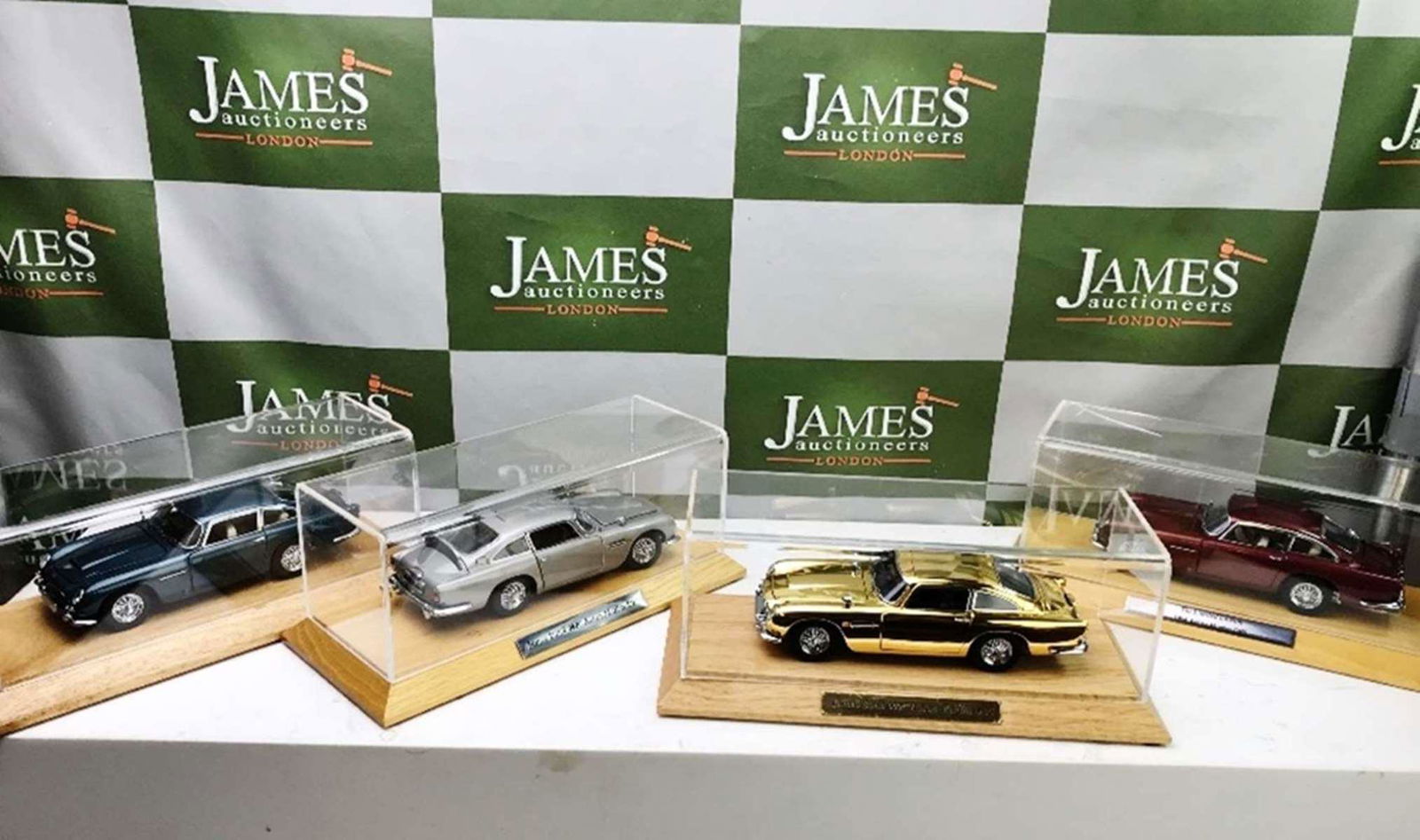 Aston Martin DB5`s 1:24 Scale Complete Collection of (1 of 5)