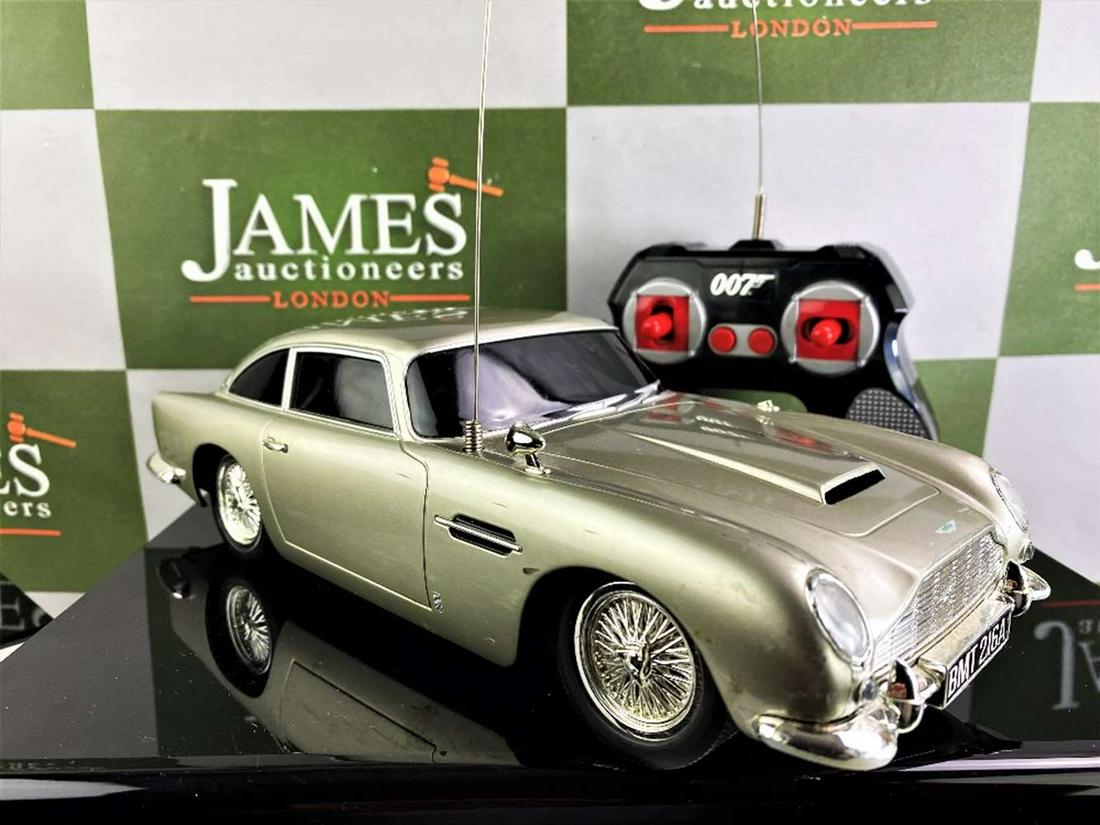 Radio Controlled Vintage Car James Bond 007 Aston (1 of 2)