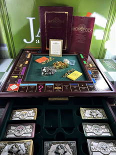 Franklin Mint Monopoly 24 Carat gold Plated Edition: Franklin Mint Monopoly 24 Carat gold Plated Edition, Rare example in orginal outer packaging, all cards etc as pictured.