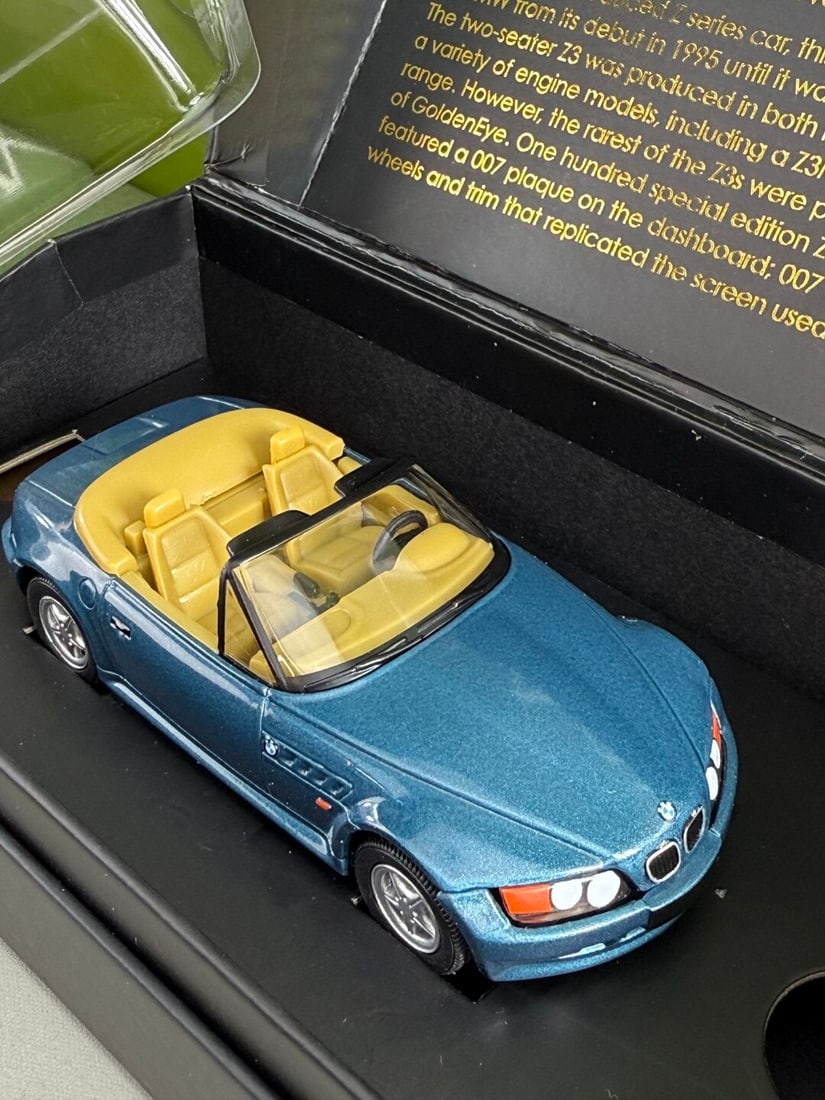 James Bond 007-Corgi Bmw Z3-Goldeneye: James Bond 007-Corgi Bmw Z3-Goldeneye, as pictured with original packaging.