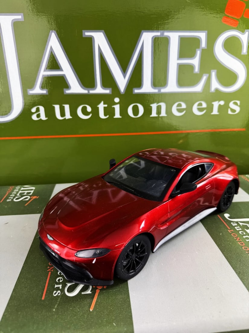 Aston Martin Vantage Large Display Car 32cm (1 of 5)
