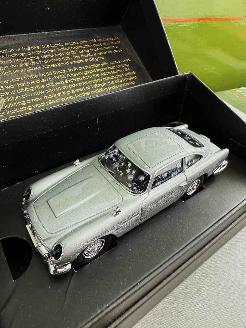 James Bond 007-Battle Edition Aston Martin DB5 Corgi (1 of 5)