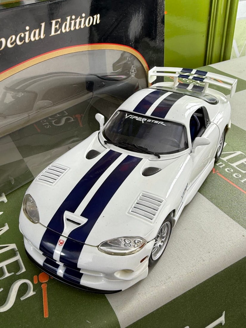 Maisto Special Edition 1:18 Dodge Viper GT2 (1 of 6)
