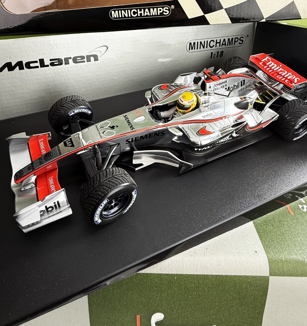 Minichamps 1:18 Mclaren Mercedes MP4-21 Lewis Hamilton: Minichamps 1:18 Mclaren Mercedes MP4-21 Lewis Hamilton Silverstone September 19, 2006 - A rare undisplayed example complete as pictured with original packaging-Mint Example.