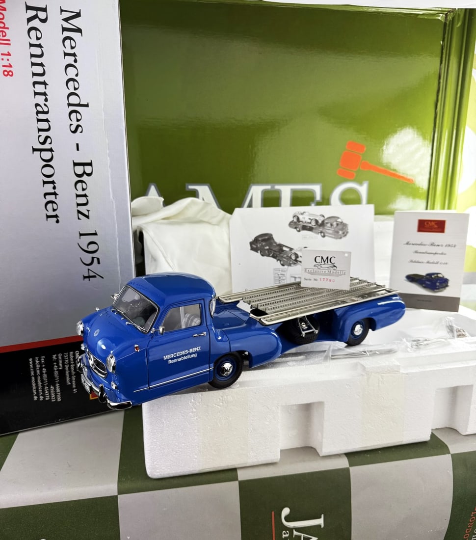 CMC 1:18 Mercedes Benz Renntransporter-Model M036 (1 of 10)