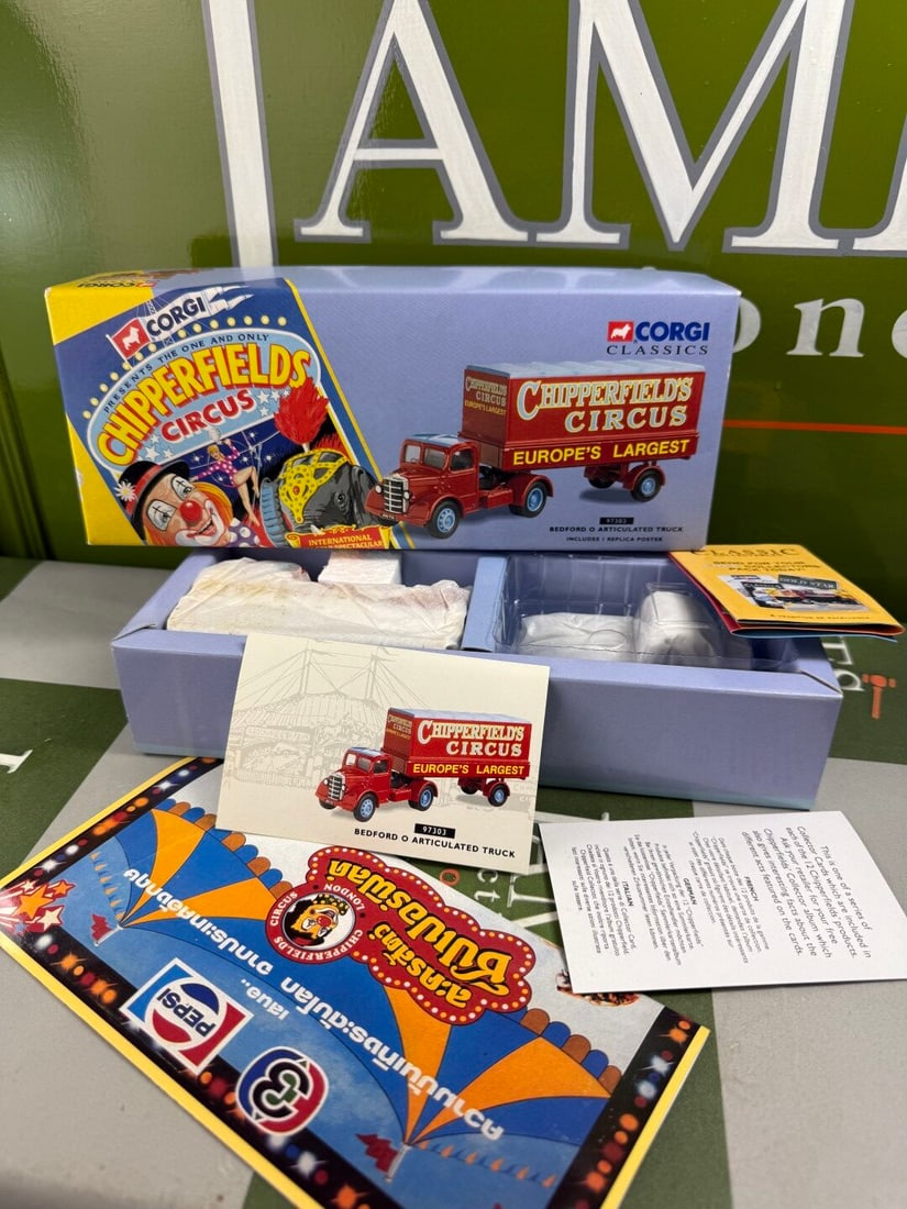 Chipperfields Circus Corgi Classics Collection 97303 Bedford O Articulated Truck: Chipperfields Circus Corgi Classics Collection 97303 Bedford O Articulated Truck.1:50 Scale, as pictured an unused or displayed example and in original packaging, as new mint example. Understood to