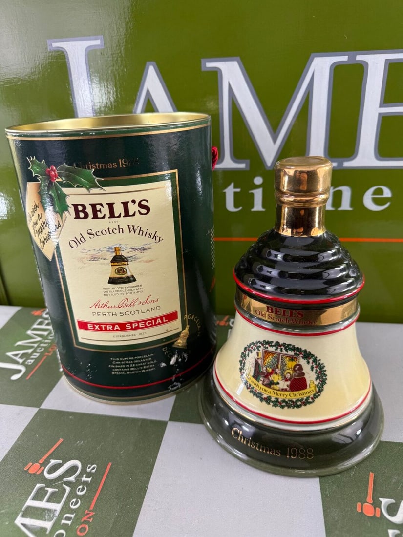 Bells Old Scotch Whiskey Ltd Edition 24 Carat Gold Christmas 1988 (1 of 3)