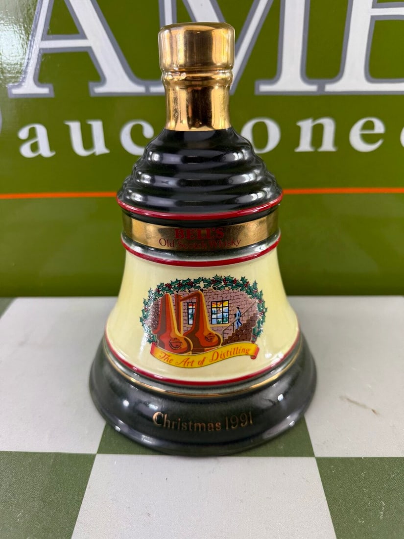 Bells Old Scotch Whiskey Ltd Edition 24 Carat Gold Christmas 1991 (1 of 3)