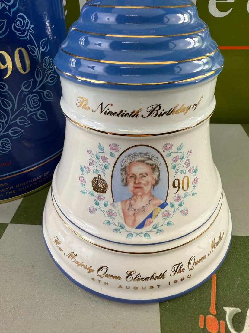 Bells Old Scotch Whiskey 24 Carat Gold 90th Queen Elizabeth Birthday Edition - 2