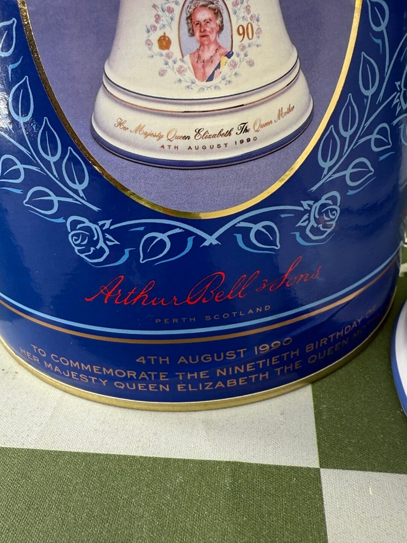 Bells Old Scotch Whiskey 24 Carat Gold 90th Queen Elizabeth Birthday Edition - 3