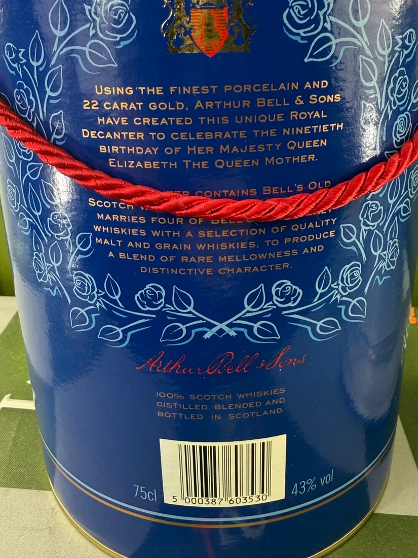 Bells Old Scotch Whiskey 24 Carat Gold 90th Queen Elizabeth Birthday Edition - 4