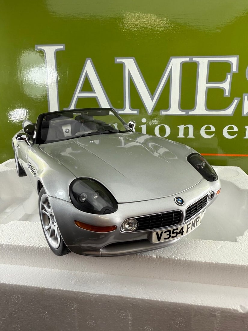 BMW-Z8 James Bond OO7 `The World Is Not Enough` Silver 1:12 scale Kyosho 08601S - 10